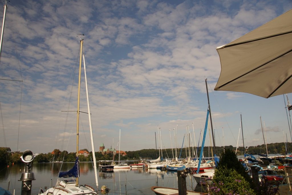 Segelboote auf dem Domsee und Ratzeburger Dom.