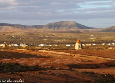 Landschaft Fuerteventuras mit Windmühlen