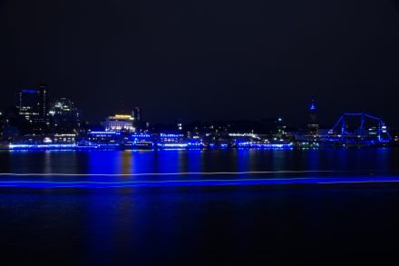 blau beleuchtete Landungsbrücken und Elbe bei Blue Port Hamburg