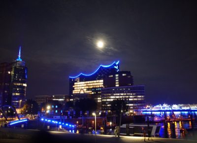 Elbphilharmonie Hamburg mit Vollmond bei Blue Port