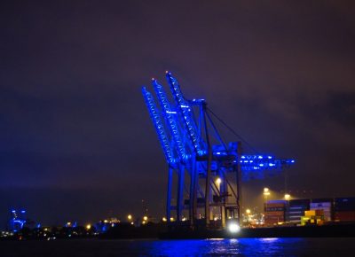 Blau beleuchtete Hafenkulisse Hamburg