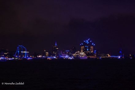 Blau beleuchtete Kulisse von Hamburg beim Blue Port