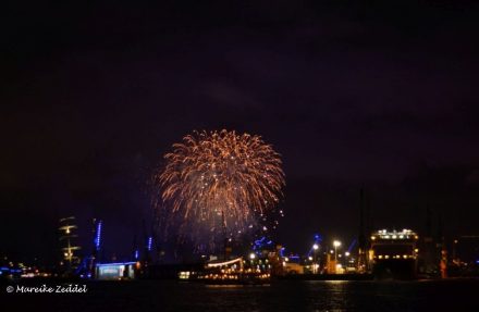 Feuerwerk über dem Hamburger Hafen beim Blue Port