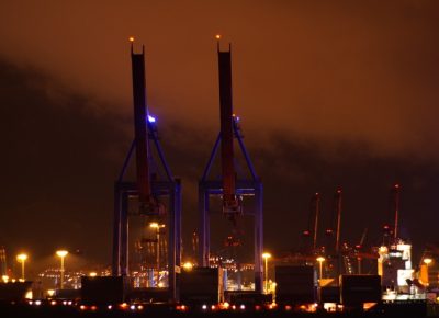 Beleuchtete Kräne Hamburger Hafen bei Wolkenhimmel