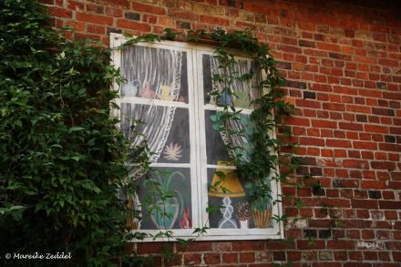 Fenster auf Mauer gemalt in der Altstadt von Ratzeburg