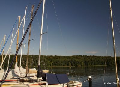 Segelboote am Ufer des Domsees Ratzeburg