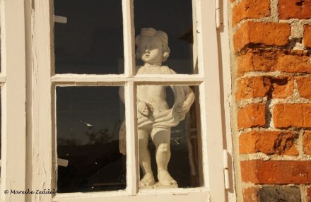 Skulptur schaut aus dem Fenster Kreismuseum Ratzeburg
