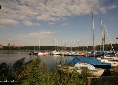 Segelboote im Hafen auf dem Ratzeburger Domsee