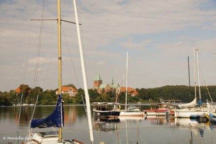 Blick auf Dom über den Domsee in Ratzeburg mit Segelbooten