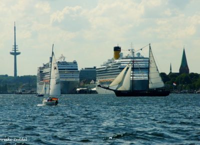 Kreuzfahrtschiffe vor Kieler Kulisse